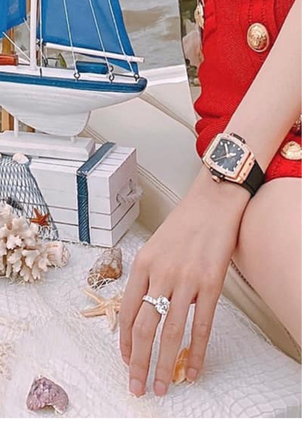 Hương Giang đúng là đại gia chơi đồ hiệu Vbiz: Đeo đồng hồ gần 1 tỷ dự tiệc du thuyền, nhẫn kim cương khủng nổi đâu kém - Ảnh 3. Hương Giang đúng là đại gia chơi đồ hiệu Vbiz: Đeo đồng hồ gần 1 tỷ dự tiệc du thuyền, nhẫn kim cương khủng nổi đâu kém - Ảnh 3.