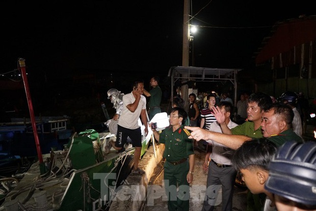 Hỏa hoạn bao trùm 3 tàu, xuồng ở Cam Ranh, thiệt hại ban đầu 14 tỷ đồng - Ảnh 3. Hỏa hoạn bao trùm 3 tàu, xuồng ở Cam Ranh, thiệt hại ban đầu 14 tỷ đồng - Ảnh 3.