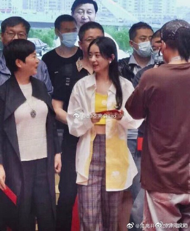 Triệu Lệ Dĩnh lộ gương mặt sưng vù, nhan sắc xuống dốc trong loạt ảnh không chỉnh sửa tại sự kiện hôm nay - Ảnh 5. Triệu Lệ Dĩnh lộ gương mặt sưng vù, nhan sắc xuống dốc trong loạt ảnh không chỉnh sửa tại sự kiện hôm nay - Ảnh 5.
