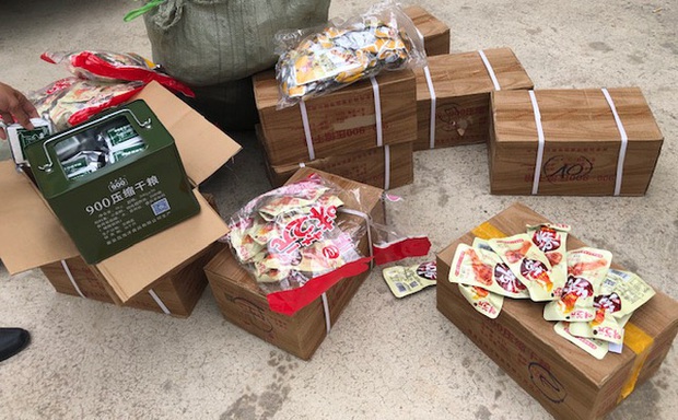 Phát hiện 2.000 chân gà không rõ nguồn gốc nhập lậu vào Việt Nam - Ảnh 1.