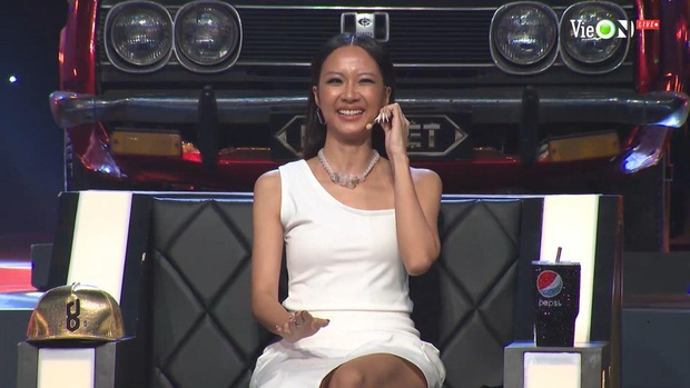 Liên tục hóa cô bé mùa đông đen từ đầu tới chân, Suboi cuối cùng cũng đã chịu gợi cảm hơn ở Rap Việt! - Ảnh 2.