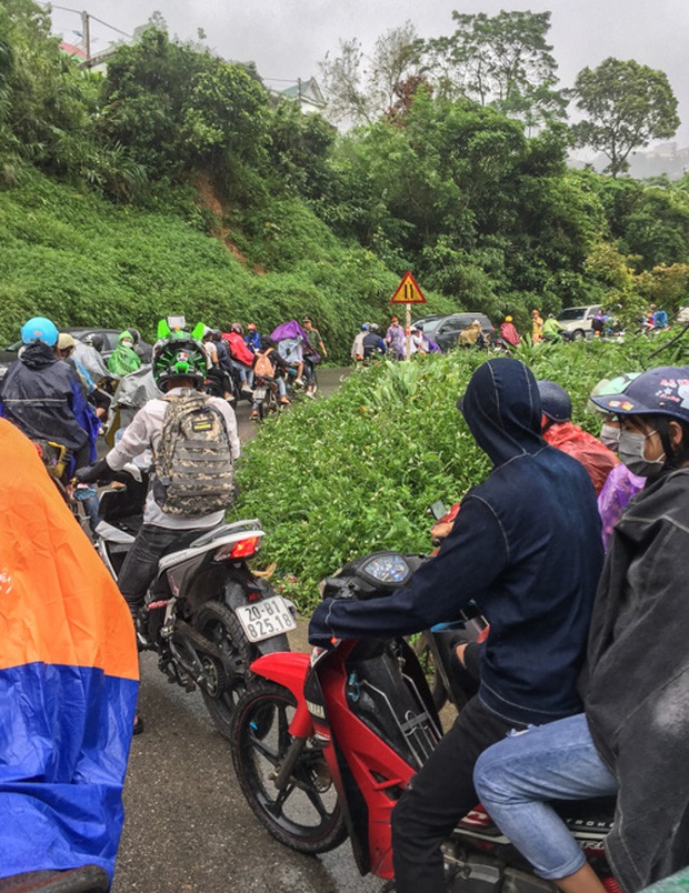 Đường lên Tam Đảo thất thủ ngày 2/9, hàng nghìn thanh niên mệt mỏi vì ùn tắc nhiều km - Ảnh 5. Đường lên Tam Đảo thất thủ ngày 2/9, hàng nghìn thanh niên mệt mỏi vì ùn tắc nhiều km - Ảnh 5.