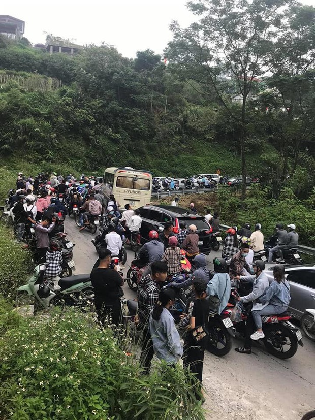 Đường lên Tam Đảo thất thủ ngày 2/9, hàng nghìn thanh niên mệt mỏi vì ùn tắc nhiều km - Ảnh 1. Đường lên Tam Đảo thất thủ ngày 2/9, hàng nghìn thanh niên mệt mỏi vì ùn tắc nhiều km - Ảnh 1.
