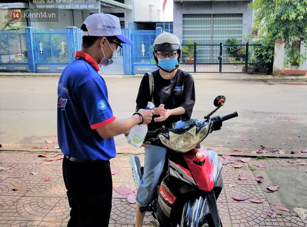 Thí sinh F1, F2 tại Đà Nẵng, Đắk Lắk làm thủ tục dự thi tốt nghiệp đợt 2: Phòng thi riêng, xe chuyên dụng đưa đón - Ảnh 18. Thí sinh F1, F2 tại Đà Nẵng, Đắk Lắk làm thủ tục dự thi tốt nghiệp đợt 2: Phòng thi riêng, xe chuyên dụng đưa đón - Ảnh 18.