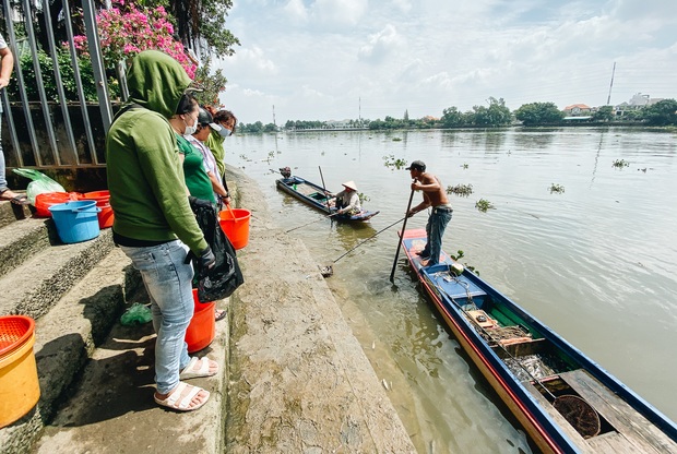 Photo: helplessly watching the army electrocute hundreds of kilograms of fish in front of them to sell for 50,000 VND / kg - Photo 7.