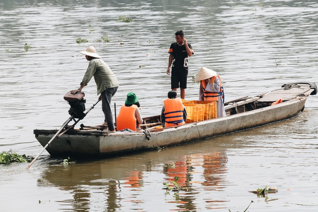 Photo: Watching the army helplessly stun the army to collect hundreds of kilograms of fish released in front of them and sell them for 50,000 VND / kg - Photo 13.