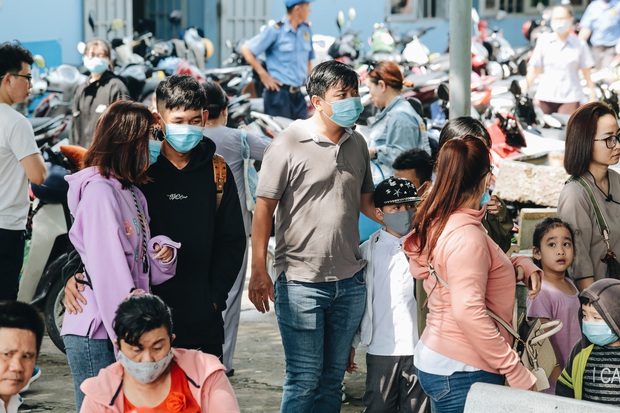 Photo: Unable to see the army stun and collect hundreds of kilograms of the fish released in front of them to sell for 50,000 VND / kg - Photo 1.