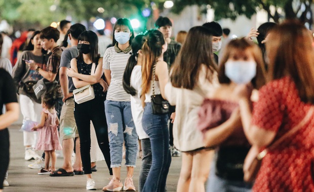 Ảnh: Người Sài Gòn đeo khẩu trang đổ xô về phố đi bộ Nguyễn Huệ vui chơi tối ngày 2/9 - Ảnh 4.