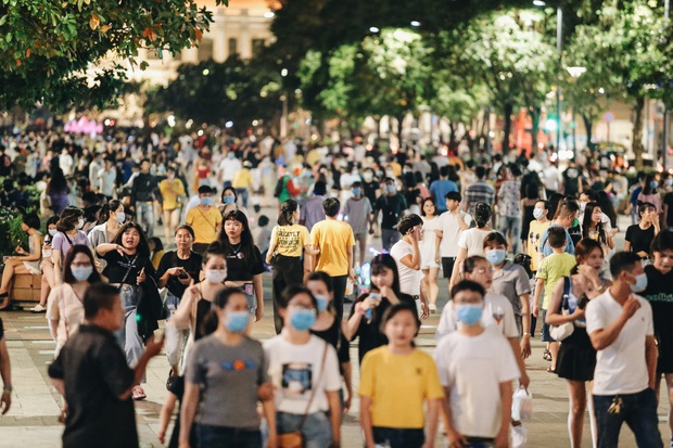 Ảnh: Người Sài Gòn đeo khẩu trang đổ xô về phố đi bộ Nguyễn Huệ vui chơi tối ngày 2/9 - Ảnh 1.