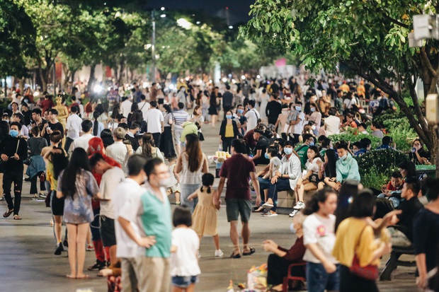 Ảnh: Người Sài Gòn đeo khẩu trang đổ xô về phố đi bộ Nguyễn Huệ vui chơi tối ngày 2/9 - Ảnh 2.