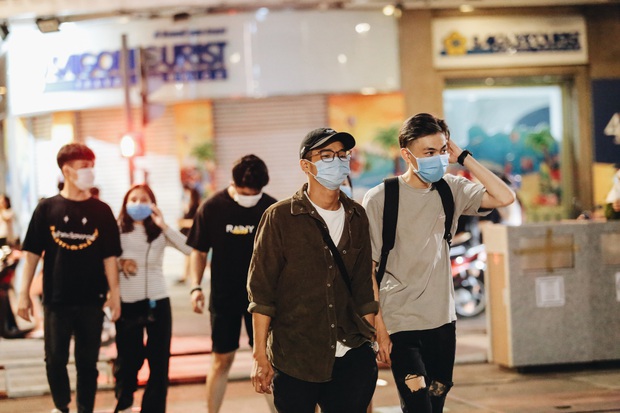 Ảnh: Người Sài Gòn đeo khẩu trang đổ xô về phố đi bộ Nguyễn Huệ vui chơi tối ngày 2/9 - Ảnh 5.