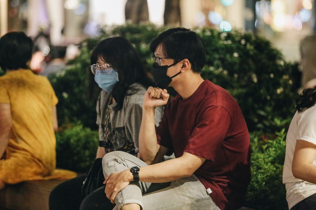 Ảnh: Người Sài Gòn đeo khẩu trang đổ xô về phố đi bộ Nguyễn Huệ vui chơi tối ngày 2/9 - Ảnh 10.