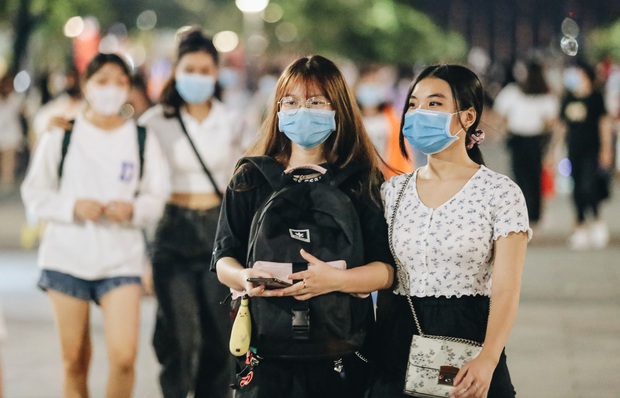 Ảnh: Người Sài Gòn đeo khẩu trang đổ xô về phố đi bộ Nguyễn Huệ vui chơi tối ngày 2/9 - Ảnh 11.