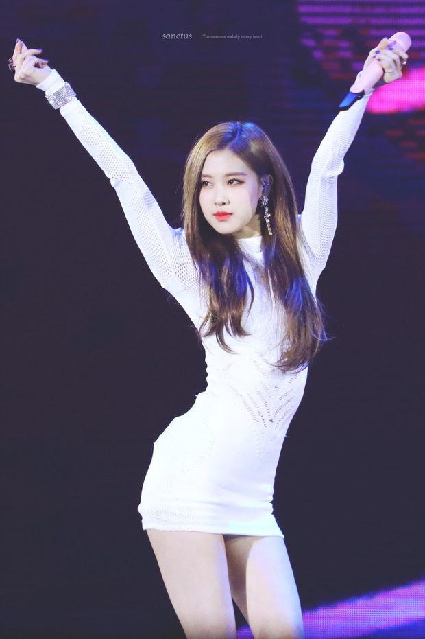 Loạt gif huyền thoại show body hiếm có của Rosé (BLACKPINK): Eo bằng 1/2 người thường, đẹp muốn gục ngã đúng nghĩa đen - Ảnh 2.