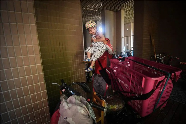 Chuyện về người shipper chuột túi: Cùng con gái bại não rong ruổi khắp ngõ ngách thành phố và nỗi niềm mơ ước khiến ai cũng phải xúc động - Ảnh 4.