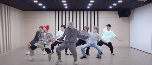 Ra mắt phiên bản dance vào cùng một ngày: BTS thì ăn vận như ở nhà trong khi BLACKPINK lại biến thành... nhân vật hoạt hình - Ảnh 6.