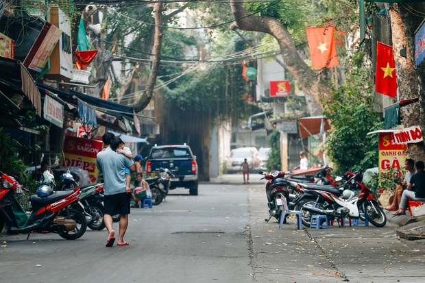 Photo: The street of the Hanoi neighborhood is lined with flower flags to celebrate the National Day on September 2 - Photo 3.