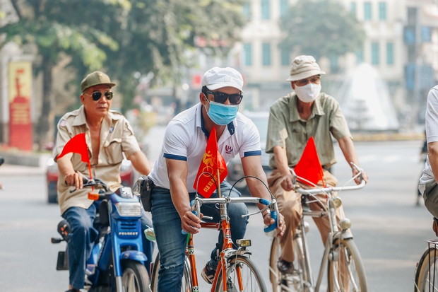 Photo: The street of the Hanoi neighborhood is lined with floral flags to celebrate National Day on September 2 - Photo 7.