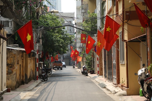 Ảnh: Phố phường Hà Nội rợp cờ hoa chào mừng Quốc khánh 2/9 - Ảnh 8.