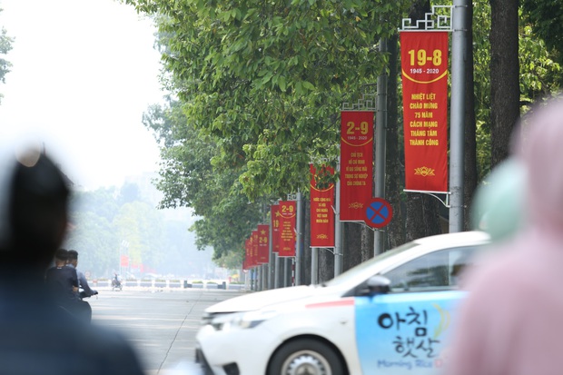 Photo: Hanoi neighborhood street is lined with flower flags to celebrate National Day on September 2 - Photo 13.