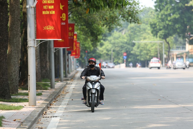 Photo: The street of the Hanoi neighborhood is lined with flower flags to celebrate the National Day on September 2 - Photo 14.