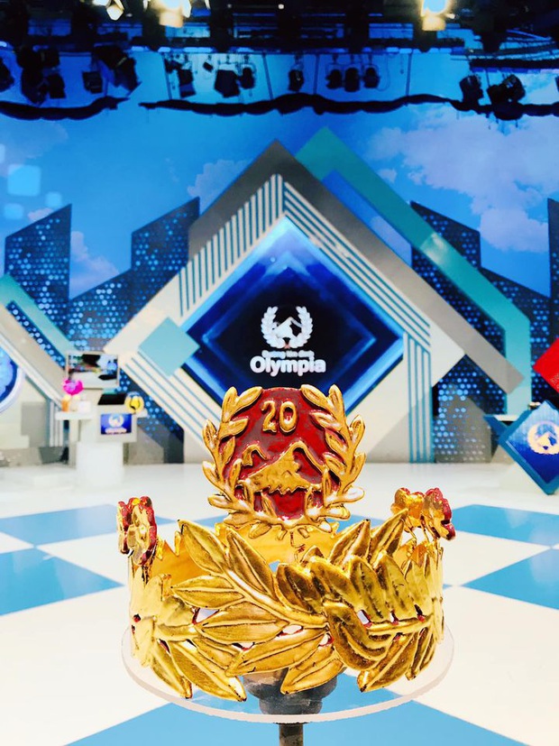 Cận cảnh vòng nguyệt quế sơn son thiếp vàng dành riêng cho Quán quân Olympia 2020, danh tính người làm ra càng bất ngờ - Ảnh 1. Cận cảnh vòng nguyệt quế sơn son thiếp vàng dành riêng cho Quán quân Olympia 2020, danh tính người làm ra càng bất ngờ - Ảnh 1.