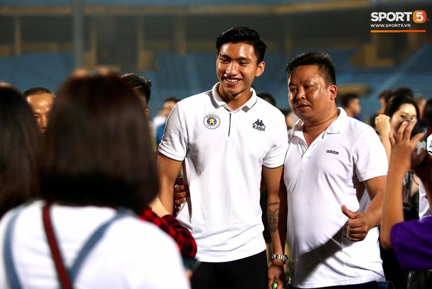 Đình Trọng bị con gái Bùi Tiến Dũng đánh yêu, phải trả vội cháu về cho Khánh Linh bế - Ảnh 10.