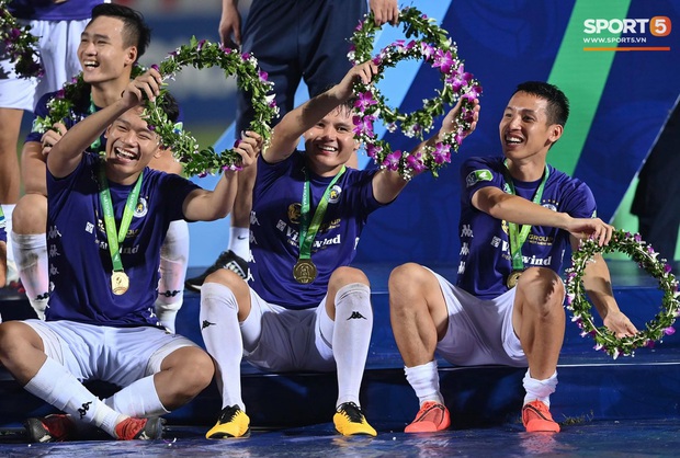 Đình Trọng bị con gái Bùi Tiến Dũng đánh yêu, phải trả vội cháu về cho Khánh Linh bế - Ảnh 11.