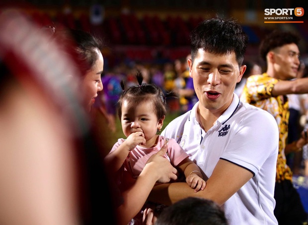 Đình Trọng bị con gái Bùi Tiến Dũng đánh yêu, phải trả vội cháu về cho Khánh Linh bế - Ảnh 3.