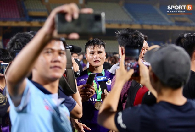 Đình Trọng bị con gái Bùi Tiến Dũng đánh yêu, phải trả vội cháu về cho Khánh Linh bế - Ảnh 7.