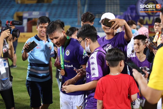 Đình Trọng bị con gái Bùi Tiến Dũng đánh yêu, phải trả vội cháu về cho Khánh Linh bế - Ảnh 8.