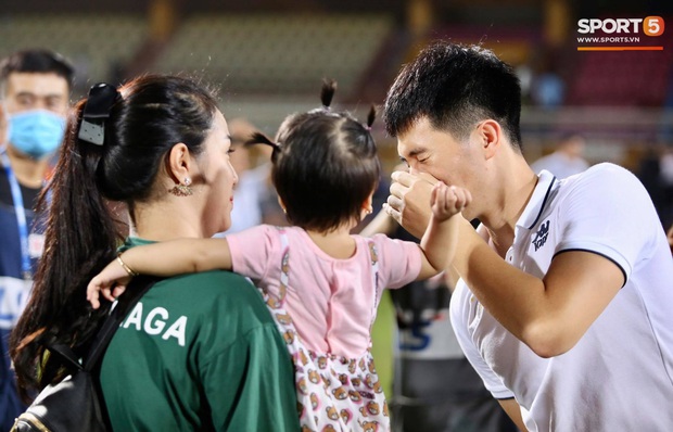 Đình Trọng bị con gái Bùi Tiến Dũng đánh yêu, phải trả vội cháu về cho Khánh Linh bế - Ảnh 4.