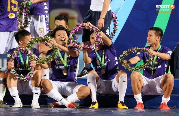 Quang Hải giành micro, hoá cơ trưởng hét tới khàn giọng sau khi giúp Hà Nội FC lập kỷ lục - Ảnh 6. Quang Hải giành micro, hoá cơ trưởng hét tới khàn giọng sau khi giúp Hà Nội FC lập kỷ lục - Ảnh 6.