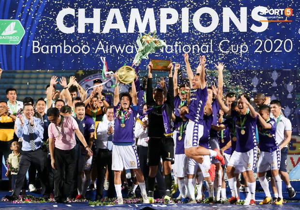 Quang Hải giành micro, hoá cơ trưởng hét tới khàn giọng sau khi giúp Hà Nội FC lập kỷ lục - Ảnh 7. Quang Hải giành micro, hoá cơ trưởng hét tới khàn giọng sau khi giúp Hà Nội FC lập kỷ lục - Ảnh 7.