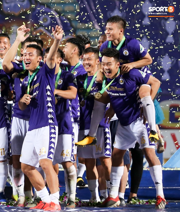 Quang Hải giành micro, hoá cơ trưởng hét tới khàn giọng sau khi giúp Hà Nội FC lập kỷ lục - Ảnh 8. Quang Hải giành micro, hoá cơ trưởng hét tới khàn giọng sau khi giúp Hà Nội FC lập kỷ lục - Ảnh 8.