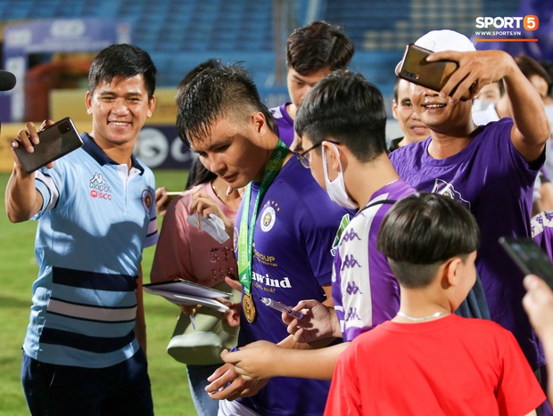 Quang Hải giành micro, hoá cơ trưởng hét tới khàn giọng sau khi giúp Hà Nội FC lập kỷ lục - Ảnh 9. Quang Hải giành micro, hoá cơ trưởng hét tới khàn giọng sau khi giúp Hà Nội FC lập kỷ lục - Ảnh 9.