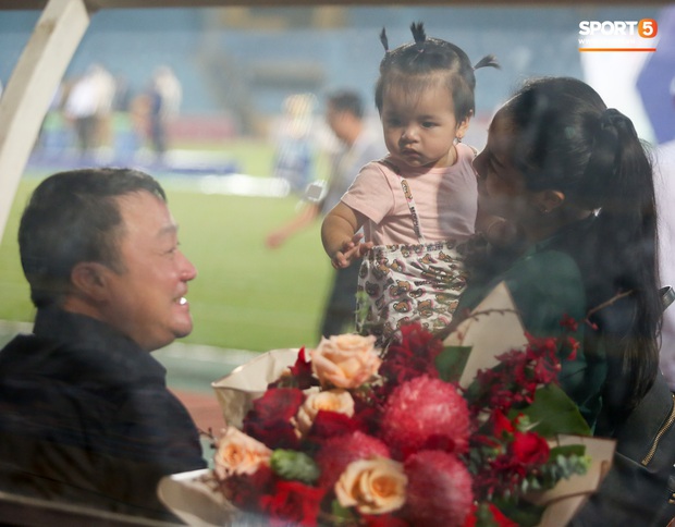 Hình ảnh đàn anh Duy Mạnh cần mẫn đứng quạt cho vợ và con gái, mặc kệ đồng đội ở Hà Nội FC ăn mừng - Ảnh 6.