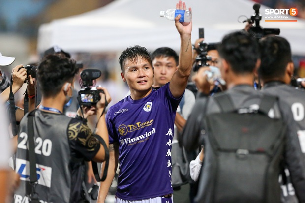 Quang Hải giành micro, hoá cơ trưởng hét tới khàn giọng sau khi giúp Hà Nội FC lập kỷ lục - Ảnh 1. Quang Hải giành micro, hoá cơ trưởng hét tới khàn giọng sau khi giúp Hà Nội FC lập kỷ lục - Ảnh 1.