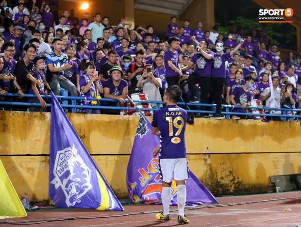 Quang Hải giành micro, hoá cơ trưởng hét tới khàn giọng sau khi giúp Hà Nội FC lập kỷ lục - Ảnh 4. Quang Hải giành micro, hoá cơ trưởng hét tới khàn giọng sau khi giúp Hà Nội FC lập kỷ lục - Ảnh 4.