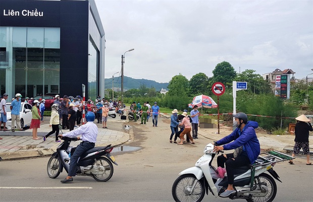 Thi thể dưới kênh Đa Cô là người vợ mất tích trong vụ cháy nhà khiến chồng và con bị bỏng nặng - Ảnh 2. Thi thể dưới kênh Đa Cô là người vợ mất tích trong vụ cháy nhà khiến chồng và con bị bỏng nặng - Ảnh 2.