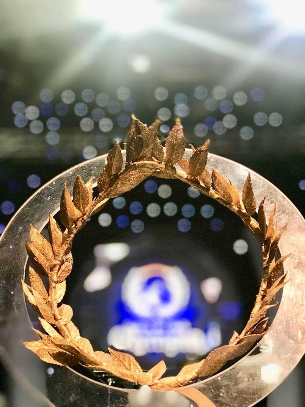 Cận cảnh vòng nguyệt quế sơn son thiếp vàng dành riêng cho Quán quân Olympia 2020, danh tính người làm ra càng bất ngờ - Ảnh 2. Cận cảnh vòng nguyệt quế sơn son thiếp vàng dành riêng cho Quán quân Olympia 2020, danh tính người làm ra càng bất ngờ - Ảnh 2.