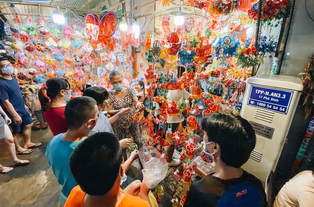 Người Sài Gòn đeo khẩu trang, đón Trung thu sớm trên phố lồng đèn - Ảnh 14. Người Sài Gòn đeo khẩu trang, đón Trung thu sớm trên phố lồng đèn - Ảnh 14.