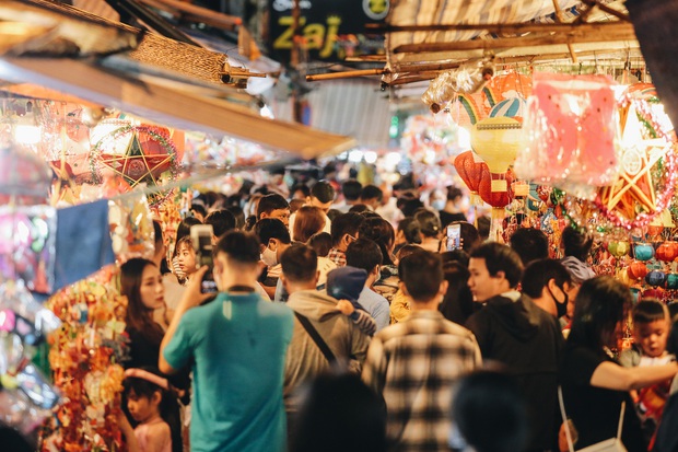 Người Sài Gòn đeo khẩu trang, đón Trung thu sớm trên phố lồng đèn - Ảnh 2. Người Sài Gòn đeo khẩu trang, đón Trung thu sớm trên phố lồng đèn - Ảnh 2.