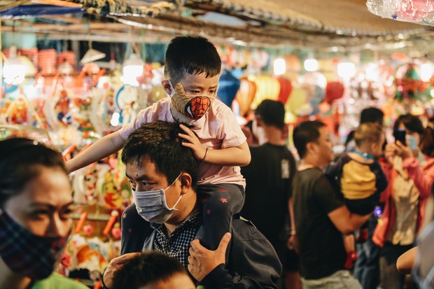 Người Sài Gòn đeo khẩu trang, đón Trung thu sớm trên phố lồng đèn - Ảnh 3. Người Sài Gòn đeo khẩu trang, đón Trung thu sớm trên phố lồng đèn - Ảnh 3.