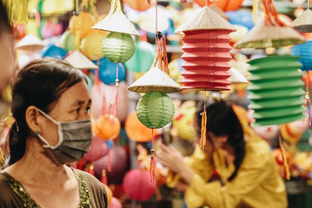 Người Sài Gòn đeo khẩu trang, đón Trung thu sớm trên phố lồng đèn - Ảnh 5. Người Sài Gòn đeo khẩu trang, đón Trung thu sớm trên phố lồng đèn - Ảnh 5.