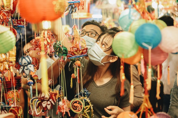 Người Sài Gòn đeo khẩu trang, đón Trung thu sớm trên phố lồng đèn - Ảnh 8. Người Sài Gòn đeo khẩu trang, đón Trung thu sớm trên phố lồng đèn - Ảnh 8.