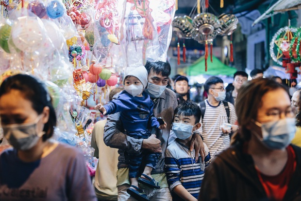 Người Sài Gòn đeo khẩu trang, đón Trung thu sớm trên phố lồng đèn - Ảnh 4. Người Sài Gòn đeo khẩu trang, đón Trung thu sớm trên phố lồng đèn - Ảnh 4.