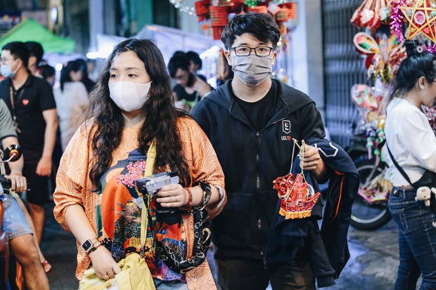 Người Sài Gòn đeo khẩu trang, đón Trung thu sớm trên phố lồng đèn - Ảnh 6. Người Sài Gòn đeo khẩu trang, đón Trung thu sớm trên phố lồng đèn - Ảnh 6.