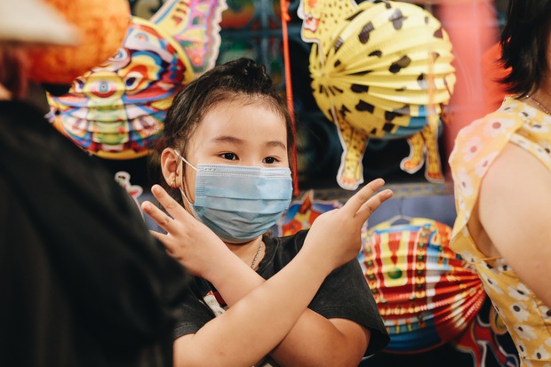 Người Sài Gòn đeo khẩu trang, đón Trung thu sớm trên phố lồng đèn - Ảnh 10. Người Sài Gòn đeo khẩu trang, đón Trung thu sớm trên phố lồng đèn - Ảnh 10.