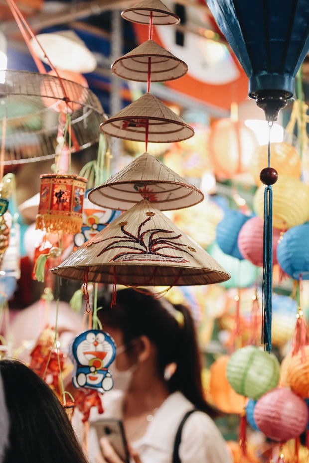 Người Sài Gòn đeo khẩu trang, đón Trung thu sớm trên phố lồng đèn - Ảnh 12. Người Sài Gòn đeo khẩu trang, đón Trung thu sớm trên phố lồng đèn - Ảnh 12.